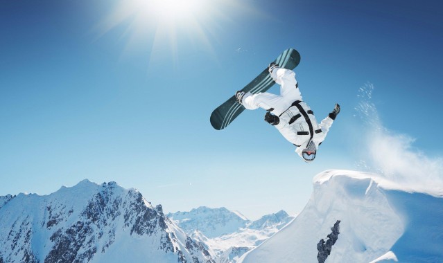 华体会集团_孔帕尼坦言半程庆典非其风格，然真挚赞誉球员创纪录表现