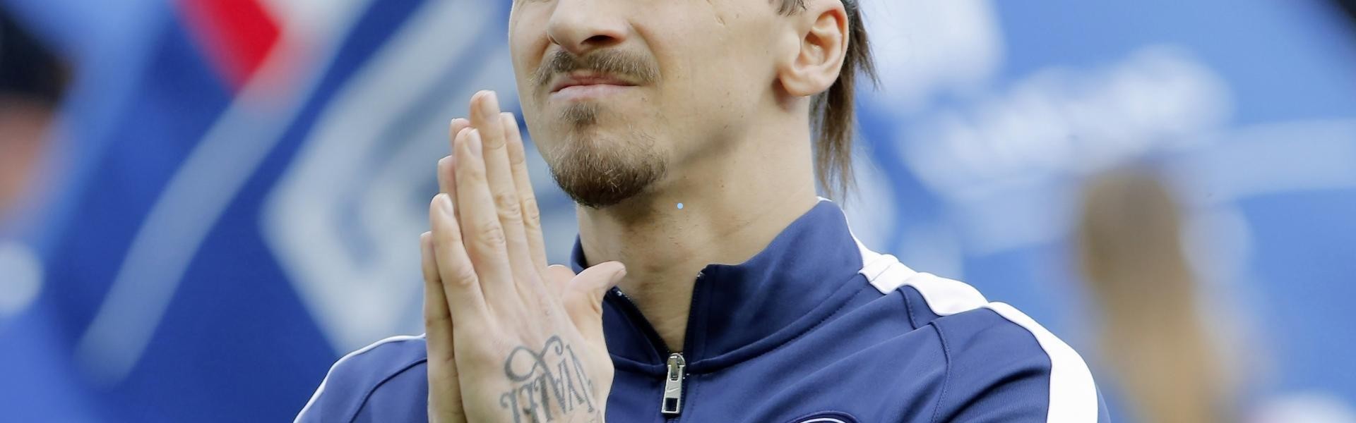 【华体会体育官方】狂热球迷突破安保拥抱梅西，闪避八名警卫与马丁内斯击掌引爆全场沸腾