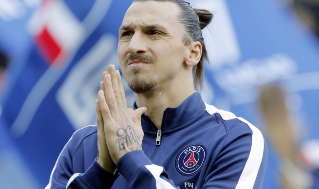 【华体会体育官方】狂热球迷突破安保拥抱梅西，闪避八名警卫与马丁内斯击掌引爆全场沸腾