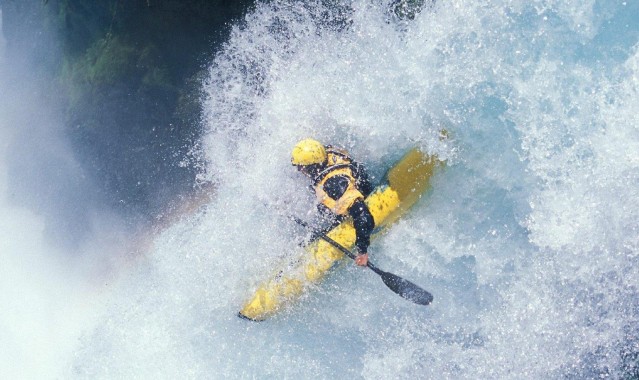 华体会体育官方|霍兰德空中拼抢遭泰特冲撞重摔，裁判果断判定一级恶意犯规