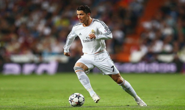 华体会赛事团队|校园篮球场现高颜值女将 娴熟运球精准投射引围观网友直呼被惊艳