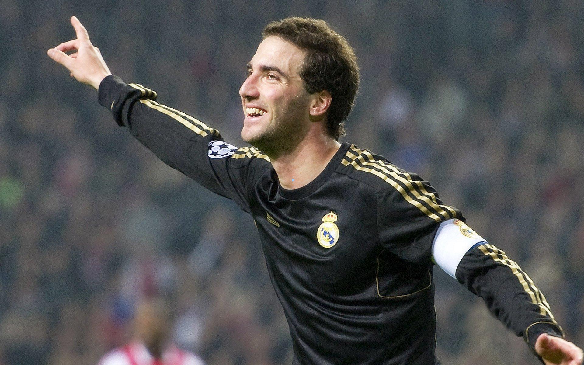 云达不莱梅与法兰克福激战绿茵场，菅原由势与施密德率先登场，堂安律同达胡德双双亮相